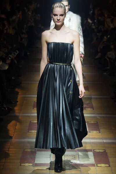 Look 11